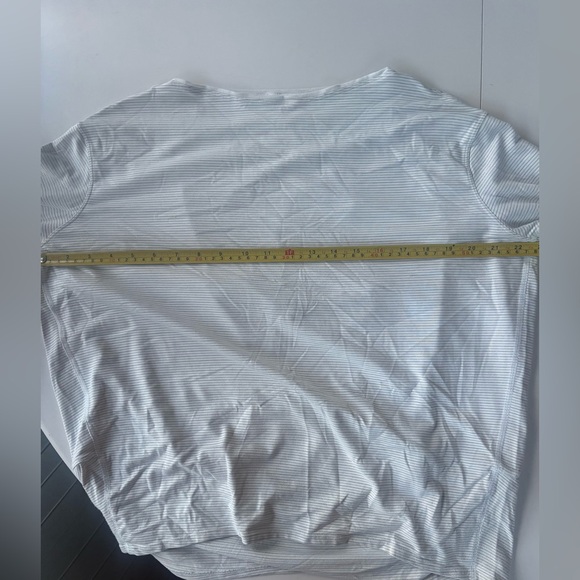 Lululemon Athletica women’s Back in Action tee size 8 white striped - Picture 5 of 5